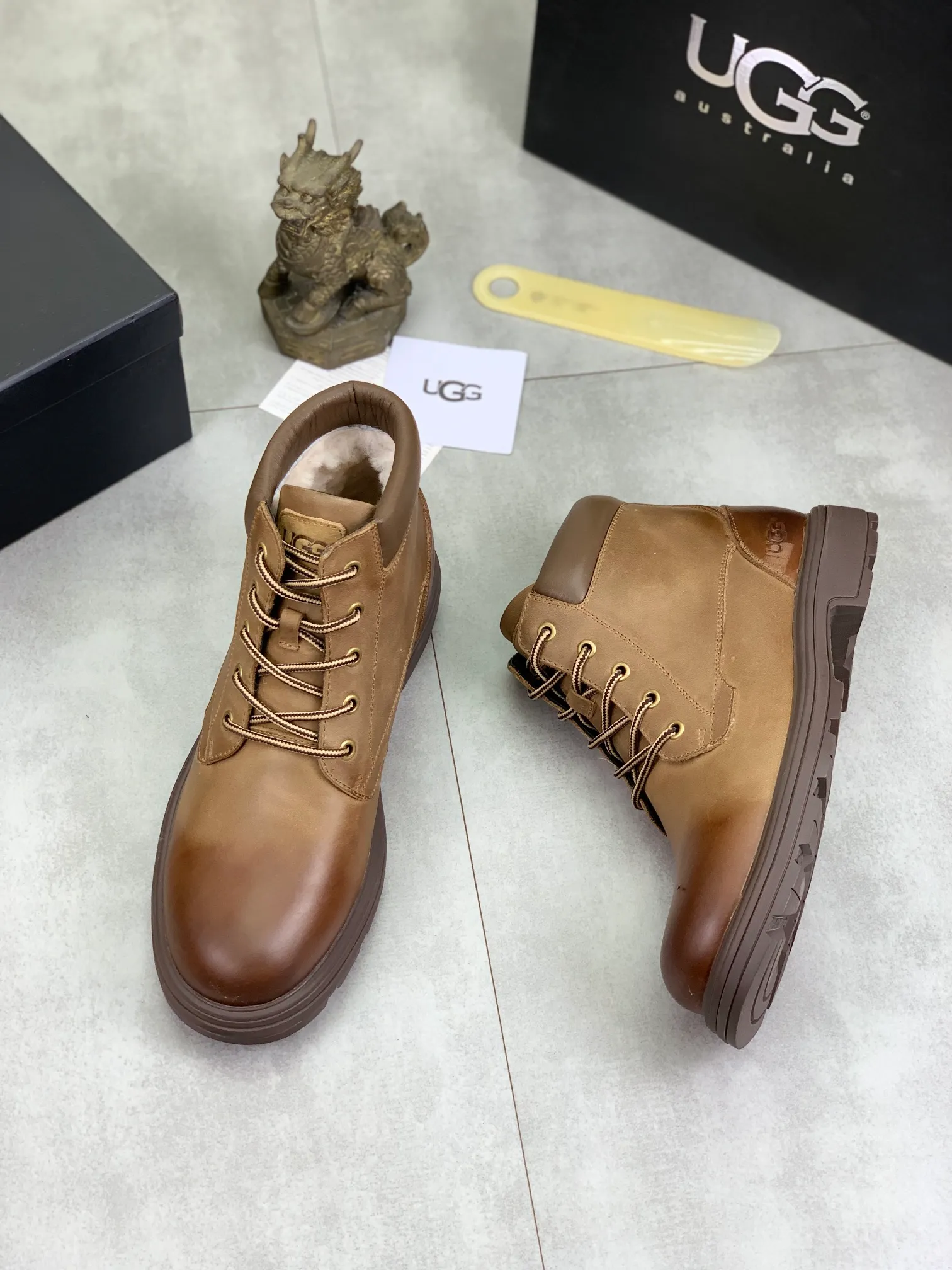 Factory price P640 💶[UGG] (full wool lining) Top-end high-quality fur integrated warm snow boots from Australia's warm luxury men's shoes brand, UGG-5877 official website synchronized, made of imported cowhide, carefully sewn...Imported rubber outsole (comfortable, soft, wear-resistant) The quality is really great...Exquisite workmanship, you can't put it down at first sight, code number: 39-44 Color: 3️⃣colors available